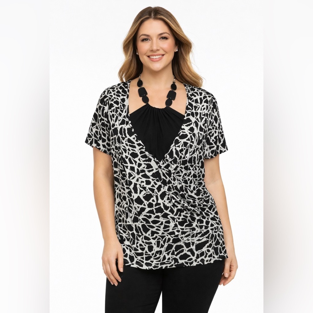 Stylish Black and White Women's Top size XL Dessbarn
